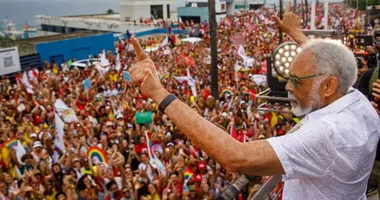 Imagem ilustrativa da imagem Gilberto Gil reage a título dado a Flávio Bolsonaro em Salvador
