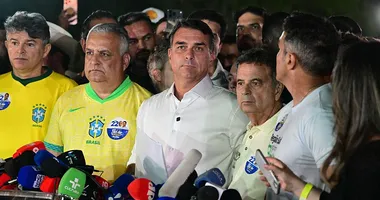 Imagem ilustrativa da imagem Golpes, espionagem e Trump: qual relação dos EUA com Brasil após fuga de Flávio
