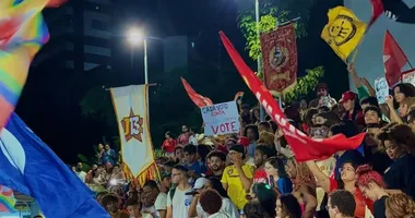 Imagem ilustrativa da imagem Jovens fazem manifestação pró-Lula em via movimentada de Salvador