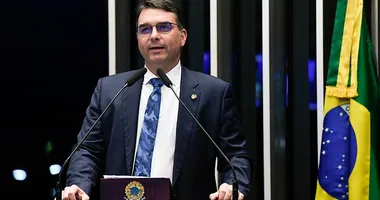 Imagem ilustrativa da imagem Justiça barra título de cidadão de Salvador a Flávio Bolsonaro