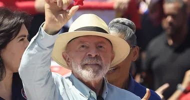 Imagem ilustrativa da imagem Lula promete Pé-de-Meia universitário de R$ 700 por mês