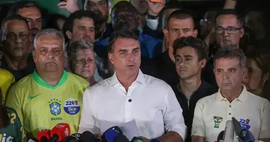 Imagem ilustrativa da imagem Saída de Flávio Bolsonaro do Brasil conta com passagem no Equador