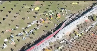 Imagem ilustrativa da imagem Trens de alta velocidade colidem na Espanha; 68 pessoas morreram