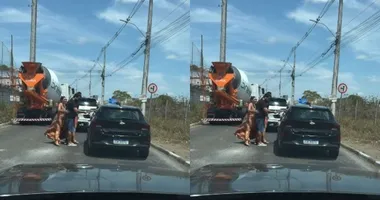 Imagem ilustrativa da imagem Trio com adesivos de Flávio Bolsonaro parte para cima de motorista