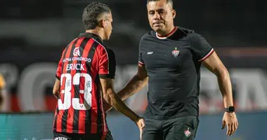 Imagem ilustrativa da imagem Vitória dá show, atropela Chapecoense e se afasta do Z-4