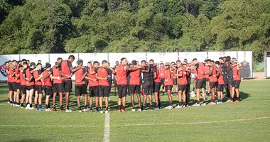 Imagem ilustrativa da imagem Vitória pode enfrentar o Coritiba com defesa totalmente modificada