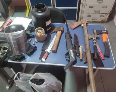 Um dos adolescentes se feriu com um artefato caseiro