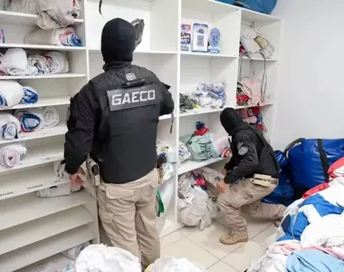 ), pelo menos duas pessoas teriam sido submetidas a sessões de violência física e psicológica