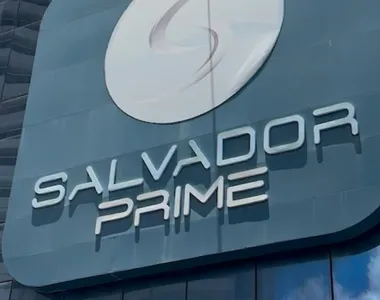 Bombeiros mostram os destroços do elevador que despencou no condomínio Salvador Prime, nesta terça-feira (13)