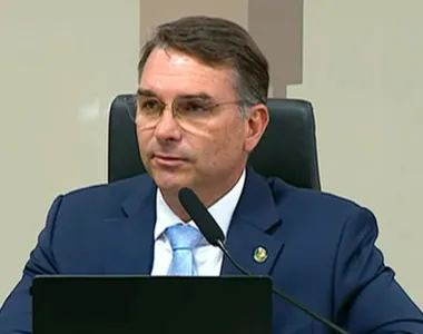 Flávio Bolsonaro já esteve no centro de diversas polêmicas