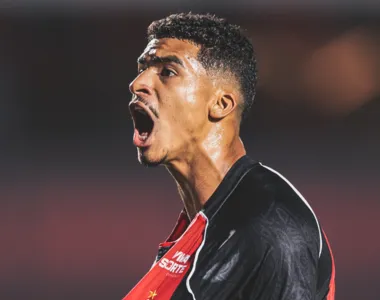 Renê em ação pelo Vitória