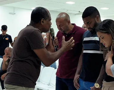 Davi Brito e Emilly Araújo aceitam Jesus em igreja evangélica