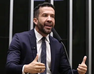 André Janones segue internado em São Paulo