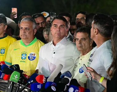 Flávio Bolsonaro fugiu para os Estados Unidos após perder as eleições