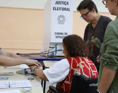 Idosa votando