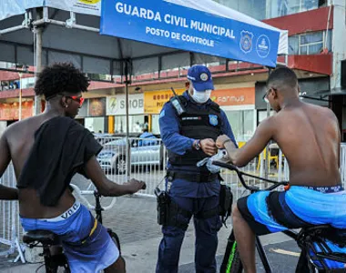 Dentro do número de vagas, há reserva de 30% para pessoas pretas e pardas, 5% para pessoas com deficiência (PCD) e 20% para mulheres