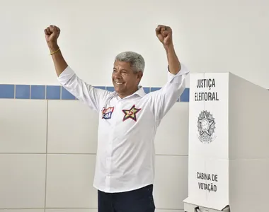 Jerônimo Rodrigues votou no Colégio Estadual Luiz Vianna