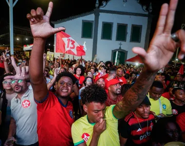 Eleitores do presidente Lula comemoram resultado da eleição antes de shows de Kannário e Daniela Mercury