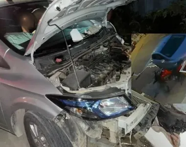 Carro atingiu uma moto e bateu em muro