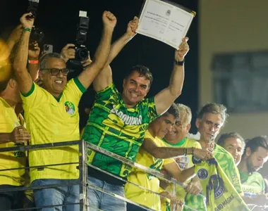 Após impasses judiciais, Flávio Bolsonaro recebe título de Cidadão Soteropolitano em evento em Salvador