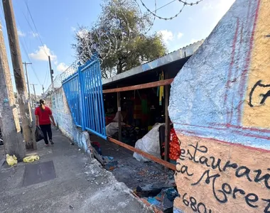 Muro ficou completamente destruído