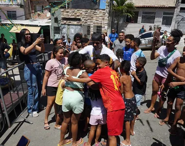 Moradores de Tancredo Neves reunidos com o cantor Oh Polêmico
