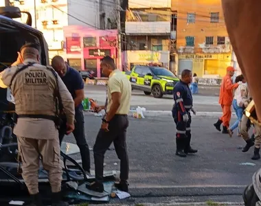 Micro-ônibus chegou a tombar após acidente com ônibus, em Salvador, nesta quinta-feira (15)