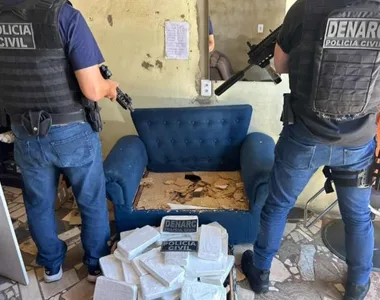 Polícia encontrou droga armazenada dentro de sofá