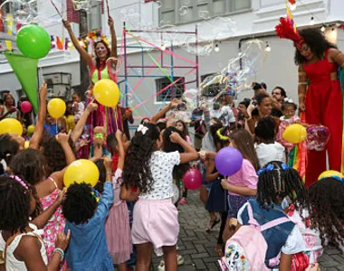A iniciativa busca ampliar o acesso das crianças à cultura, ao brincar e às diferentes linguagens artísticas