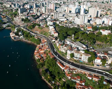 Na foto, Avenida Contorno e o Solar do Unhão
