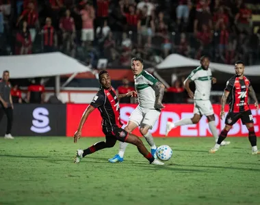 Vitória enfrentando o Coritiba, no Barradão, mais cedo na temporada