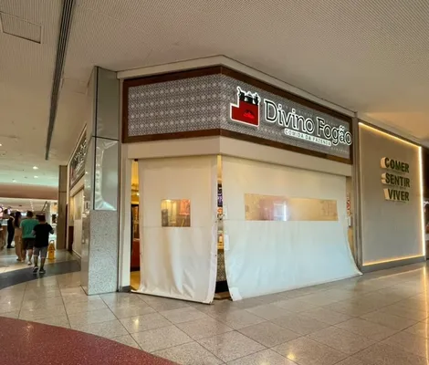 Imagem ilustrativa da imagem Funcionários relatam tensão após explosão no Salvador Shopping