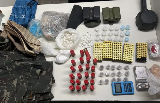 Imagem ilustrativa da imagem Após tiroteio, polícia apreende drogras e material bélico no Calabar