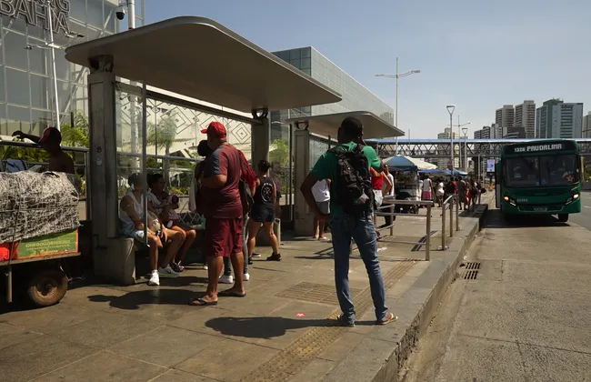 Imagem ilustrativa da imagem Caronas Solidárias ajudam eleitores a votar após redução de ônibus
