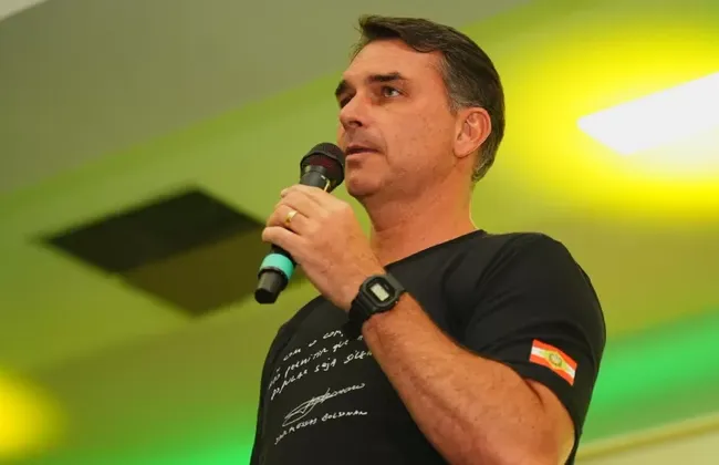Imagem ilustrativa da imagem Dono da Veja jantou com Flávio Bolsonaro antes de matéria contra Lula