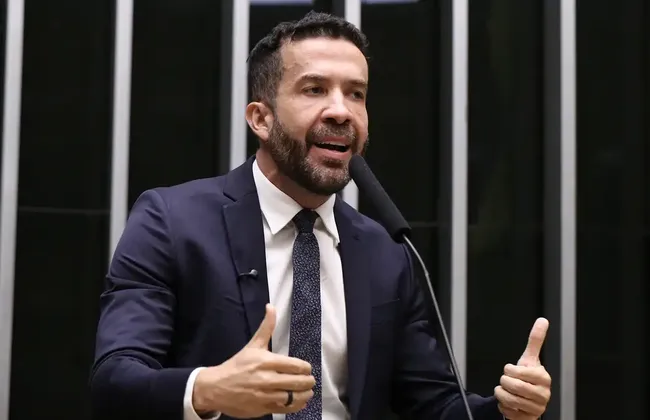 Imagem ilustrativa da imagem Estado de saúde de Janones é atualizado após arritmia cardíaca