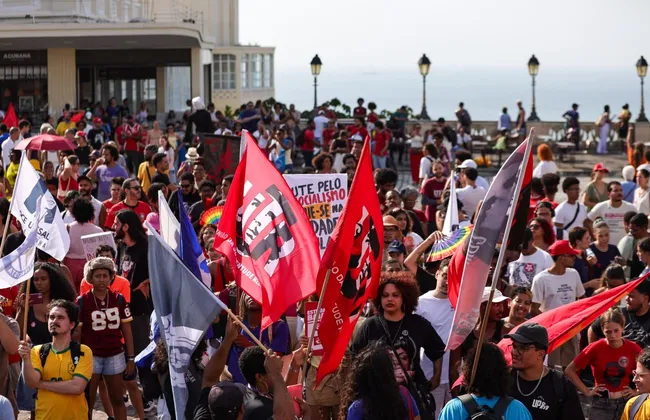 Imagem ilustrativa da imagem Estudantes protestam na Prefeitura após atraso de ônibus em Salvador