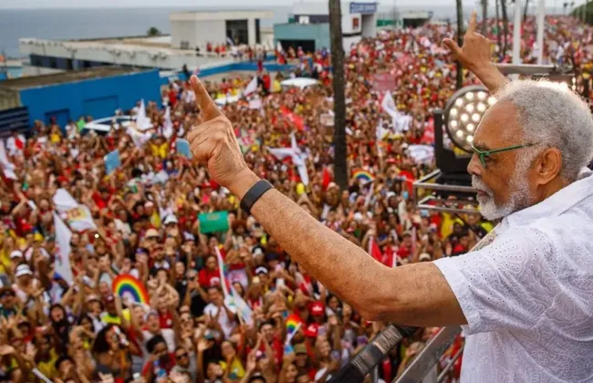 Imagem ilustrativa da imagem Gilberto Gil reage a título dado a Flávio Bolsonaro em Salvador
