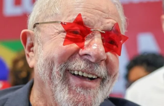 Imagem ilustrativa da imagem Internautas brincam com Lula e seu novo celular