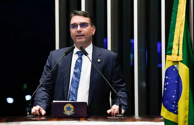 Imagem ilustrativa da imagem Justiça barra título de cidadão de Salvador a Flávio Bolsonaro