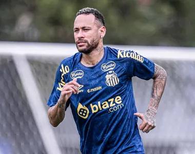 Neymar fez seu primeiro treino com a equipe na segunda-feira (3)