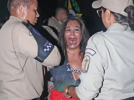 Canibal? Mulher é presa após morder pessoas em camarote do Carnaval - Imagem