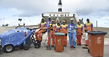 Imagem ilustrativa da imagem Com heroísmo diário, garis fazem o corre que você não faz em Salvador