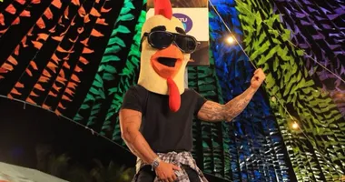 Imagem ilustrativa da imagem Tiramos a máscara! Descubra quem é o Galinho sarado da TV Aratu