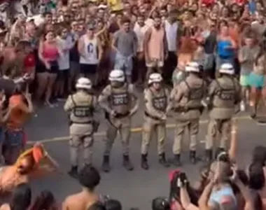 Policiais militares no meio da multidão