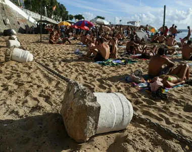 Piquetes caíram na areia em efeito cascata