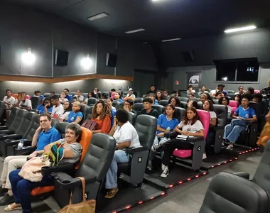 Adolescentes em sessão de 'Ainda Estou Aqui' no Cinema Saladearte UFBA