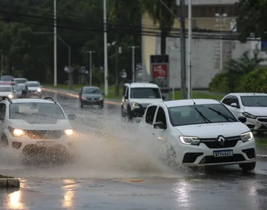 Algumas avenidas registram pontos de alagamento