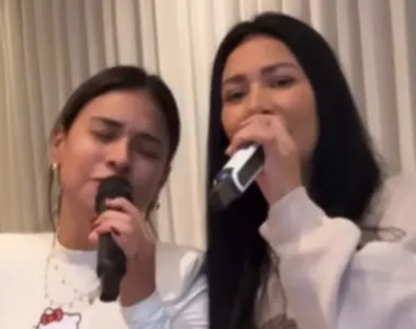 Simone e Simaria cantando juntas