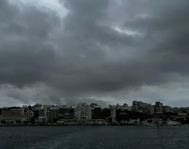 Nesta quinta-feira (6), Salvador amanheceu com tempo chuvoso.